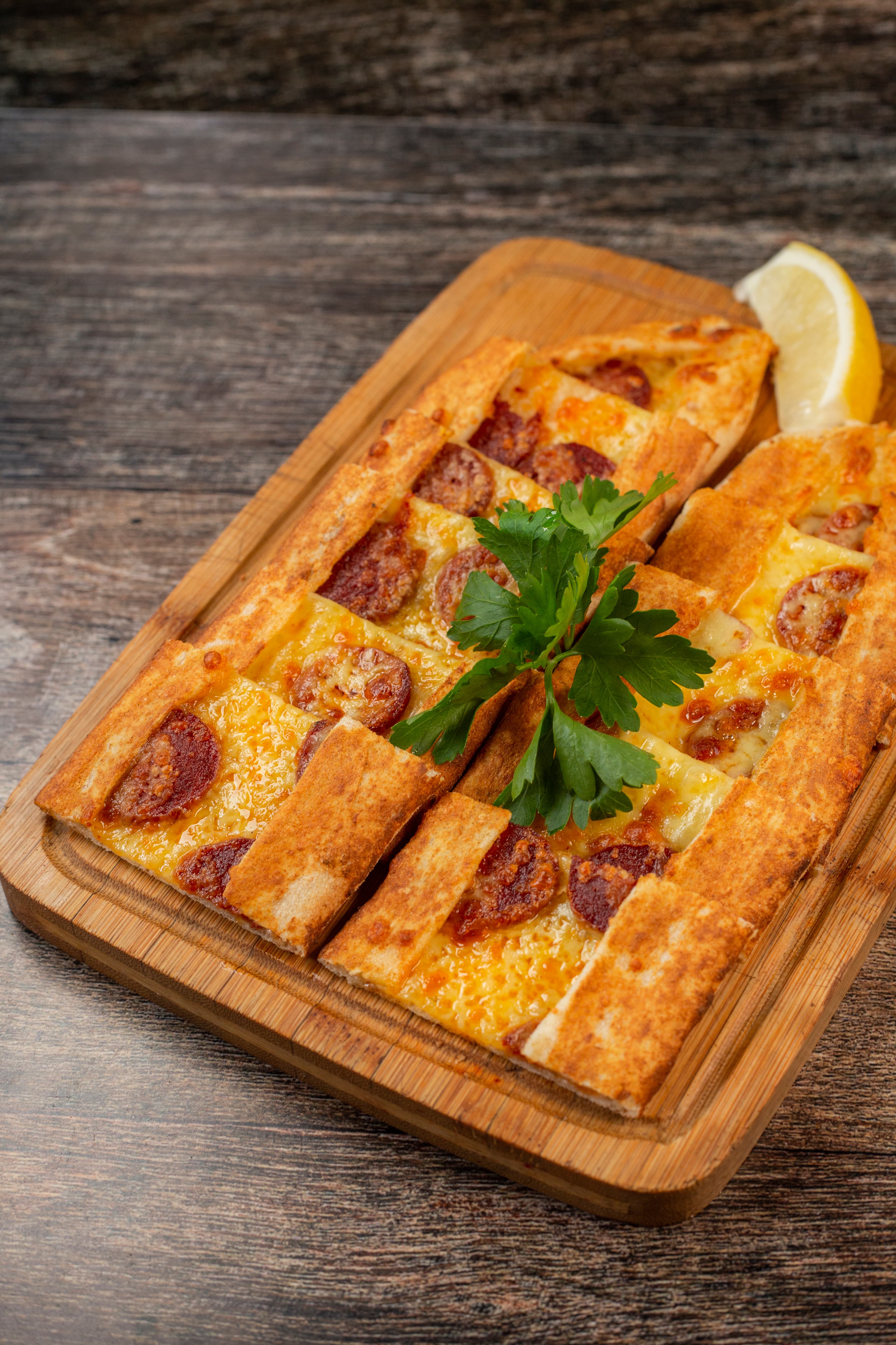 Sucuklu Kaşarlı Pide